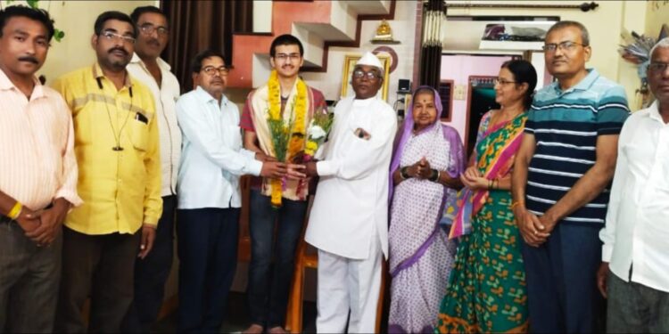 बारावी परिक्षेत प्रथम आलेल्या प्रसादचा समाजातर्फे सत्कार..!