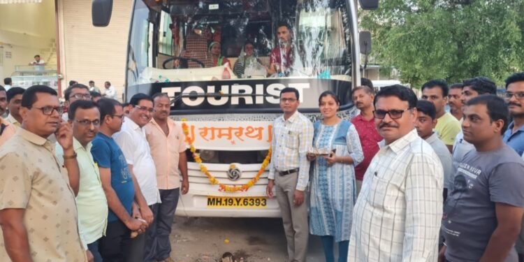 चक्क संस्थाध्यक्षांनी कर्मचाऱ्यांना कुटुंबासह घडविली तिर्थक्षेत्रांची वारी; डॉ.सुरेश बोरोले यांंचे दातृत्व ….!