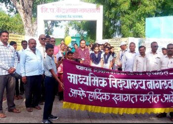 नागलवाडी येथे शाळेच्या पहिल्या दिवसानिमित्त काढण्यात आली प्रभातफेरी