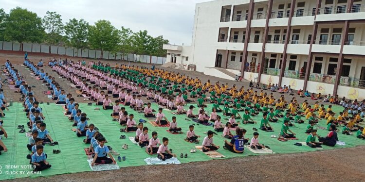 पंकज ग्लोबल पब्लिक स्कूल येथे योग दिवस उत्साहात साजरा