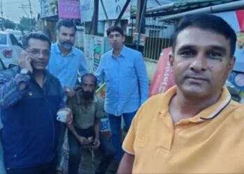 प्रेरणादायक.. ! मित्र धावले मदतीला;  वैफल्यग्रस्त वर्गमित्राला दिलं नवजीवन