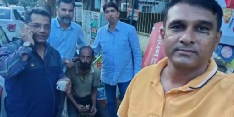 प्रेरणादायक.. ! मित्र धावले मदतीला;  वैफल्यग्रस्त वर्गमित्राला दिलं नवजीवन