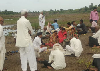 मुलीनेच दिला आईच्या चितेला अग्नीडाग; पार पाडले दशक्रिया व गंधमुक्त विधी…!