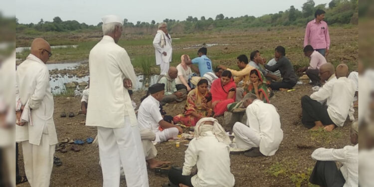 मुलीनेच दिला आईच्या चितेला अग्नीडाग; पार पाडले दशक्रिया व गंधमुक्त विधी…!