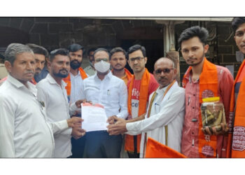 चोपडा-धनवाडी रस्त्यावरील खड्डे बुजवा अन्यथा खड्डयांमध्ये मत्स्यपालनाची परवानगी द्या; चोपडा मनसेची मागणी !