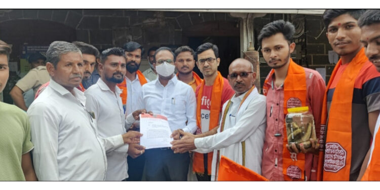 चोपडा-धनवाडी रस्त्यावरील खड्डे बुजवा अन्यथा खड्डयांमध्ये मत्स्यपालनाची परवानगी द्या; चोपडा मनसेची मागणी !