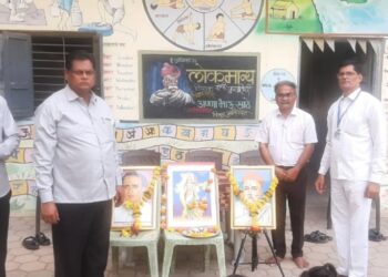 महिला मंडळ शाळेत महापुरुषांना अभिवादनाचा कार्यक्रम संपन्न