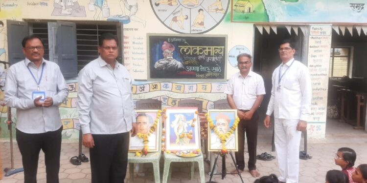 महिला मंडळ शाळेत महापुरुषांना अभिवादनाचा कार्यक्रम संपन्न