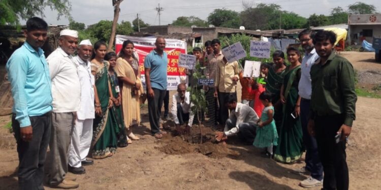 एसएनआरजी इंग्लिश मिडीयम स्कुल तर्फे घोडगाव व वाळकी येथे वृक्षारोपण