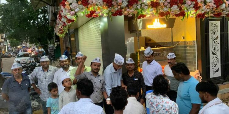 वर्धा शहर आम आदमी पार्टी तर्फे मोहरर्मनिमित्त शरबत वाटप