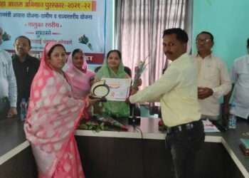 चोपड्यात उत्कृष्ट क्लस्टर ग्रामपंचायत म्हणून अडावद ला पुरस्कार !!;   आमदार लता सोनवणे यांच्या हस्ते महाआवास अभियान पुरस्कार २०२१-२२ चे वितरण