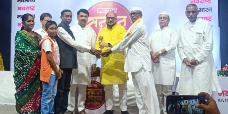 चोपडा येथील सुहास देवराज खान्देश रत्न पुरस्काराने सन्मानित!!