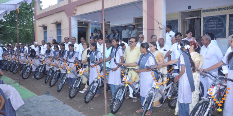 महिला सक्षमीकरणाचा पाया शालेय जीवनापासून घडवणे आवश्यक; सी.बी.निकुंभ हायस्कुल घोडगाव येथे ५५ मुलींना सायकल वाटपप्रसंगी मान्यवरांचा सूर 