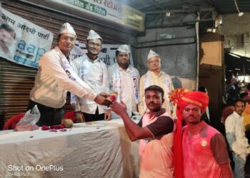 चोपडा शहरात आम आदमी पक्षातर्फे करण्यात आले गणेशभक्तांचे स्वागत; विसर्जन मिरवणूकी दरम्यान केला अनेकांनी पक्ष प्रवेश!!