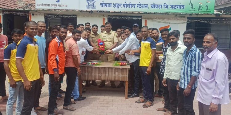 पोलीस निरिक्षकांसह संपुर्ण टिमचा शहरातील गणेश मंडळांनी केला सत्कार !!