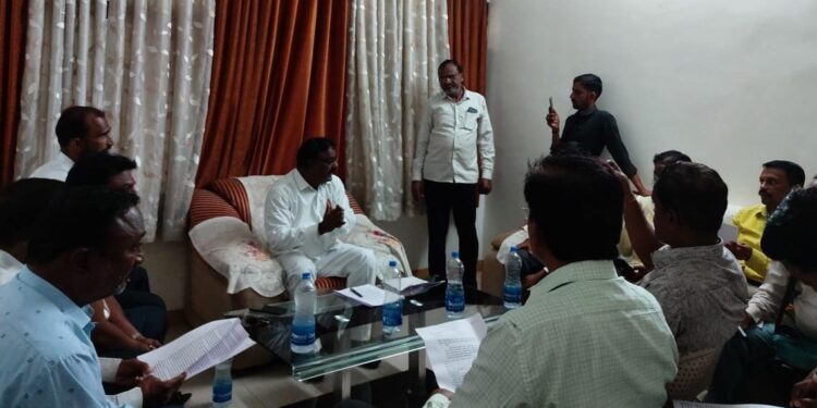 चोसाकाचे दोन ते अडीच कोटीचे भंगार झाले गायब;  तज्ञ संचालक बाळासाहेब पाटील यांचा पत्रकार परिषदेतून बारामती ॲग्रोचे उपाध्यक्ष सुभाष गुळवे व चोसाका चेअरमन अतुल ठाकरे यांच्यावर आरोप !!