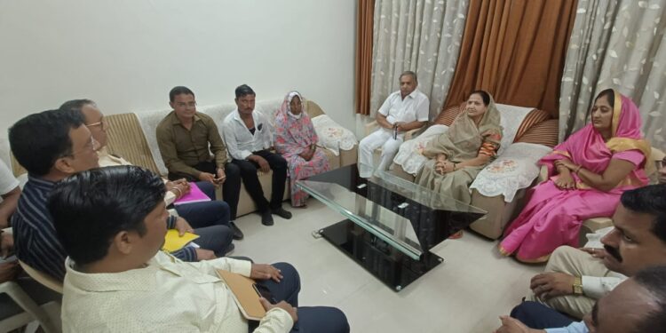 आमदार लता सोनवणे यांनी घेतली लंपी आजार व अतिवृष्टीबाबत आढावा बैठक