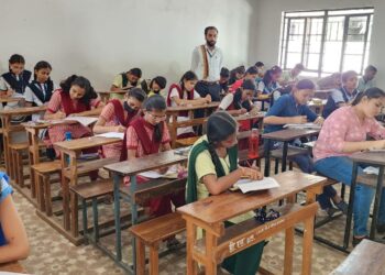 महात्मा गांधी माध्यमिक विद्यालयात भव्य निबंध स्पर्धेचे आयोजन 