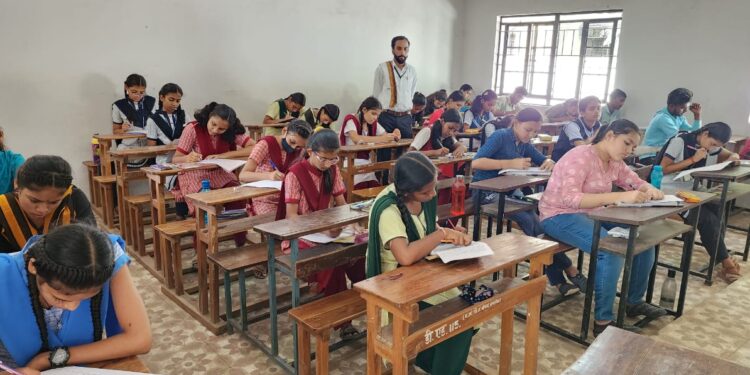 महात्मा गांधी माध्यमिक विद्यालयात भव्य निबंध स्पर्धेचे आयोजन 