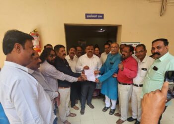 चोपडा नगरपरिषदेवर धडकला जन संघर्ष मोर्चा; शहरातील विविध समस्यांचा वाचला पाढा!!   येत्या पंधरा दिवसात समस्यांचा निपटारा करणार: मुख्याधिकारी हेमंत निकम