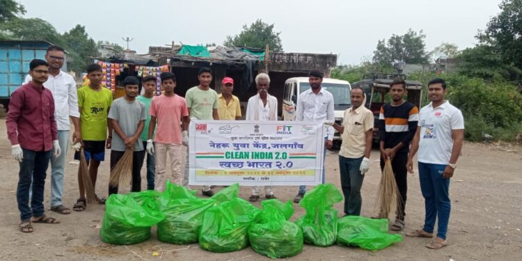 नेहरू युवा केंद्रातर्फे रवंजे बु. येथे स्वच्छता अभियान