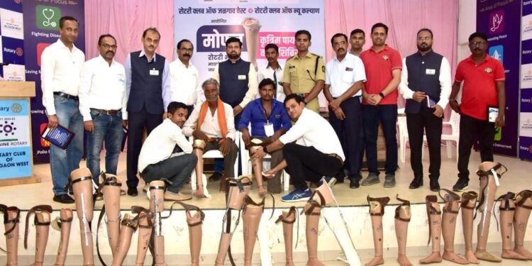 रोटरीतर्फे 121 दिव्यांग बांधवांना मोफत कृत्रिम पायांचे वितरण