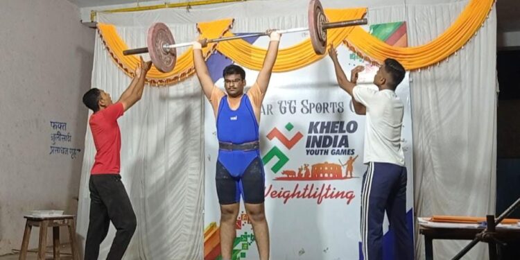 जिल्हास्तरीय वेटलिफ्टिंग स्पर्धेत प्रताप विद्यामंदिराचे विद्यार्थी गणेश महाजन व प्रज्ञा महाजन प्रथम !!
