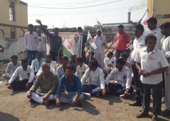 शेतकरी संघटनेचे “चोसाका” वर ठिय्या आंदोलन !! उसाला २५०० भाव मिळावा या मागणीवर ठाम!!