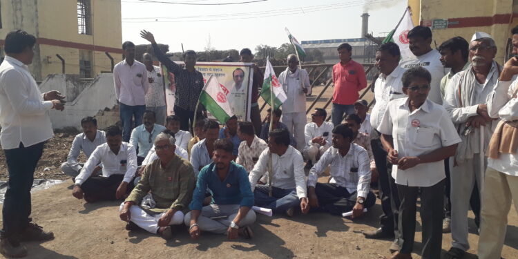 शेतकरी संघटनेचे “चोसाका” वर ठिय्या आंदोलन !! उसाला २५०० भाव मिळावा या मागणीवर ठाम!!