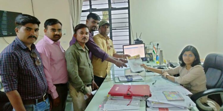 शेतकऱ्यांना दिवसा 8 तास सुरळीत विज पुरवठा करावा; छावा क्रांतिवीर सेनेची मागणी