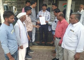 निकृष्ट रस्ते बांधकाम करणाऱ्या ठेकेदारांवर सदोष मनुष्यवधाचा गुन्हा दाखल करावा – डॉ.चंद्रकांत बारेला 