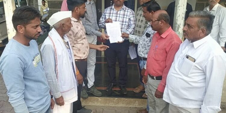 निकृष्ट रस्ते बांधकाम करणाऱ्या ठेकेदारांवर सदोष मनुष्यवधाचा गुन्हा दाखल करावा – डॉ.चंद्रकांत बारेला 