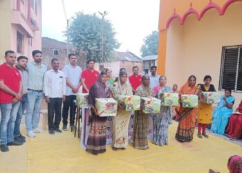 चोपडा रोटरी तर्फे अडावद येथे विधवा महिलांना निर्धूर चुलींचे मोफत वाटप 