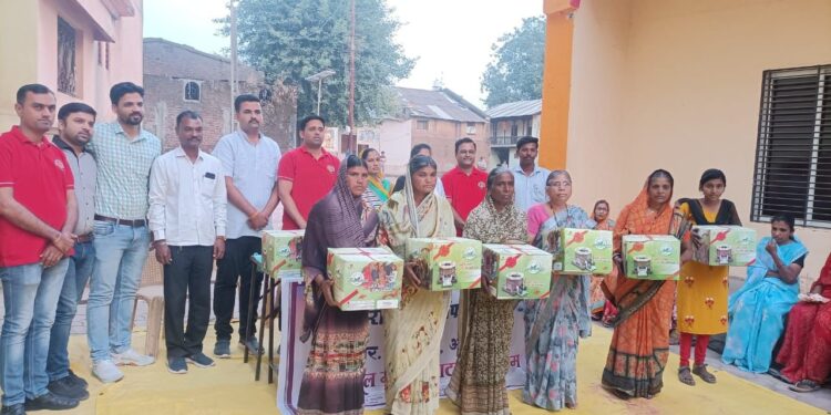 चोपडा रोटरी तर्फे अडावद येथे विधवा महिलांना निर्धूर चुलींचे मोफत वाटप 