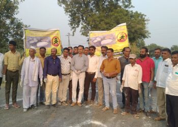 रस्त्यावरील खड्डयांसंदर्भात डॉ. चंद्रकांत बारेला मित्रपरिवाराचे अनोखे लक्षवेधी आंदोलन…!!