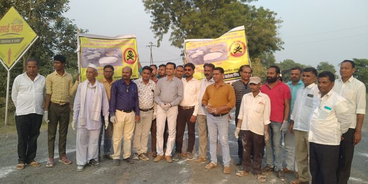 रस्त्यावरील खड्डयांसंदर्भात डॉ. चंद्रकांत बारेला मित्रपरिवाराचे अनोखे लक्षवेधी आंदोलन…!!