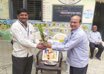 महिला मंडळ शाळेत शिक्षकेतर कर्मचारी दिवसानिमित्त सत्कार 