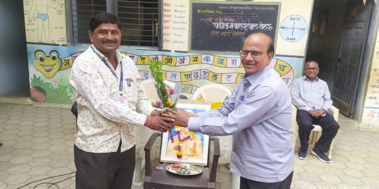 महिला मंडळ शाळेत शिक्षकेतर कर्मचारी दिवसानिमित्त सत्कार 