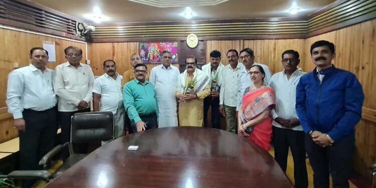 चोपडा पिपल्स बँकेच्या चेअरमनपदी सलग सहाव्यांदा चंद्रहासभाई गुजराथी!!!