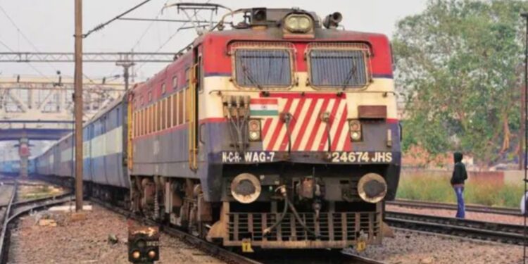 आता चोपडा येथे धावणार रेल्वेगाडी; अमळनेर – चोपडा रेल्वेमार्गाची अधिकाऱ्यांकडून चाचपणी!!