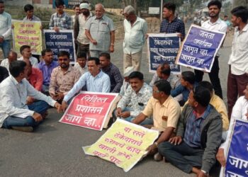 खड्डेमुक्त रस्त्यांसाठी चोपड्यात रस्ता रोको; चंद्रकांत बारेला मित्रपरिवारासह नागरिकांची उपस्थिती