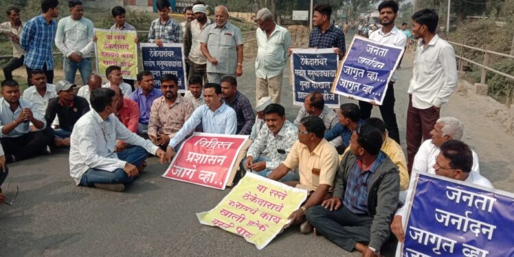 खड्डेमुक्त रस्त्यांसाठी चोपड्यात रस्ता रोको; चंद्रकांत बारेला मित्रपरिवारासह नागरिकांची उपस्थिती