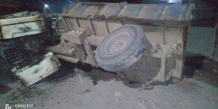 अवैध रेती वाहणारे टॕक्टर व ट्रॉली दुर्घटनाग्रस्त; महसूलच्या गस्ती पथकाच्या पाठलागानंतर घडला प्रकार!!