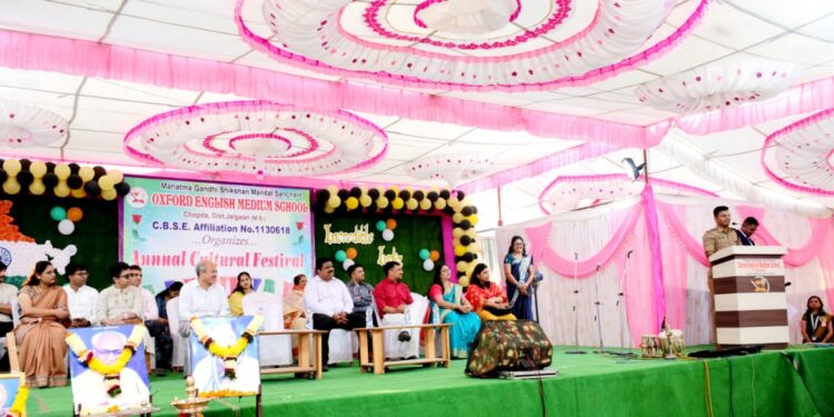 ऑक्सफर्ड इंग्लिश मीडियम स्कूल येथे सांस्कृतिक कार्यक्रमातून घडले अतुल्य भारताचे दर्शन