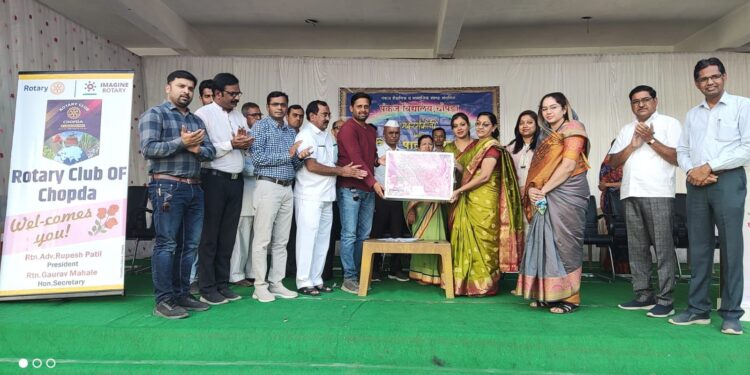 चोपडा रोटरी तर्फे पंकज महाविद्यालयात सॅनेटरी पॅड मशीनचे वाटप