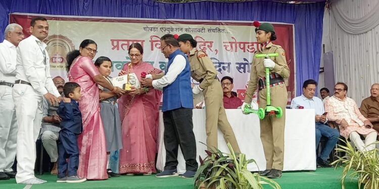 चोपड्याची अविका गायकवाड चित्ररंगभरण स्पर्धेमध्ये देशात सर्वप्रथम.. !