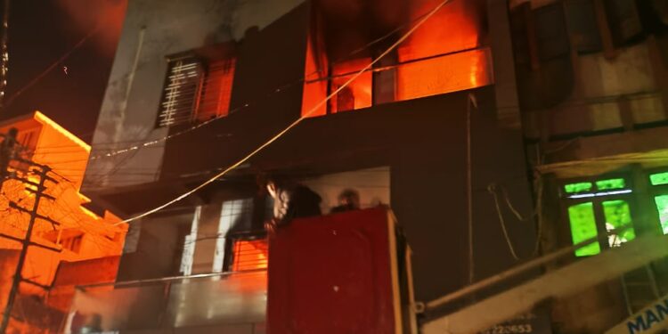 चोपडा येथे मध्यरात्री बाजारपेठेत कापड दुकानाला भीषण आग!; एकाचा मृत्यू 