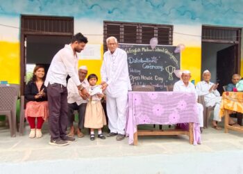 घोडगांव येथील एसएनआरजी इंग्लिश मिडीयम स्कुल येथे विद्यार्थ्यांना बक्षीस वितरण