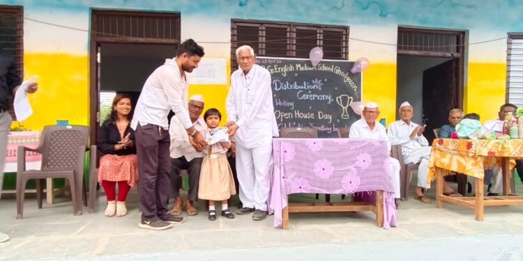 घोडगांव येथील एसएनआरजी इंग्लिश मिडीयम स्कुल येथे विद्यार्थ्यांना बक्षीस वितरण