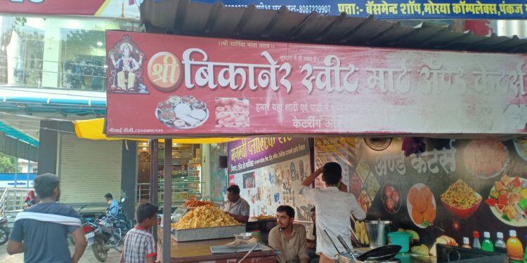 चक्क समोस्यामध्ये निघाली अळी…!!